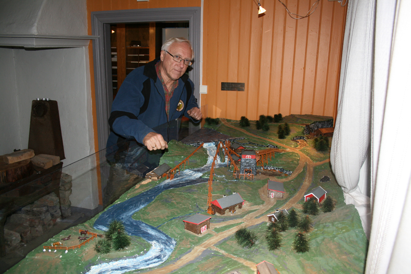 jerverket 086.jpg - Museumsbestyrer og Bergul Odd ved modellen